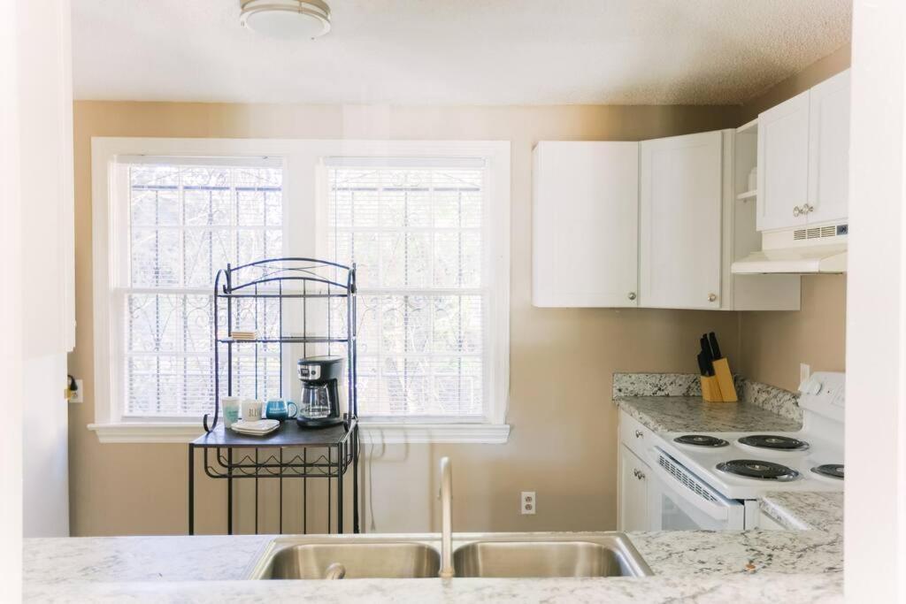 Cozy Downtown Gem Fully Equipped Free Parking Holiday home Mobile