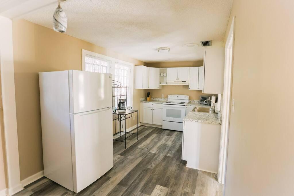 Cozy Downtown Gem Fully Equipped Free Parking Mobile